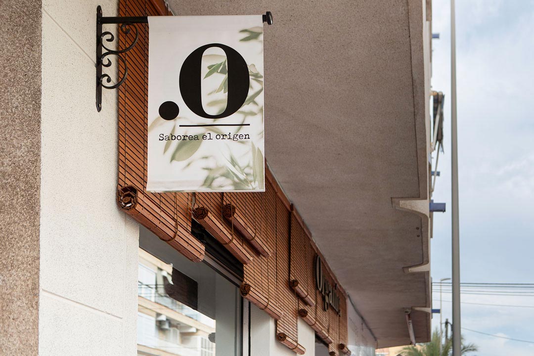 Detalle de la banderola colocada en la fachada del establecimiento de alimentación ecológica Organic.